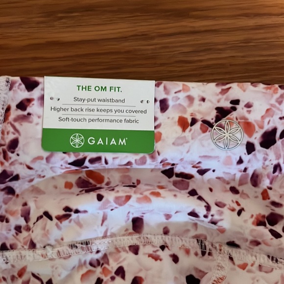 GAIAM OM HIGH RISE POCKET CAPRI XS/TP - Picture 4 of 5